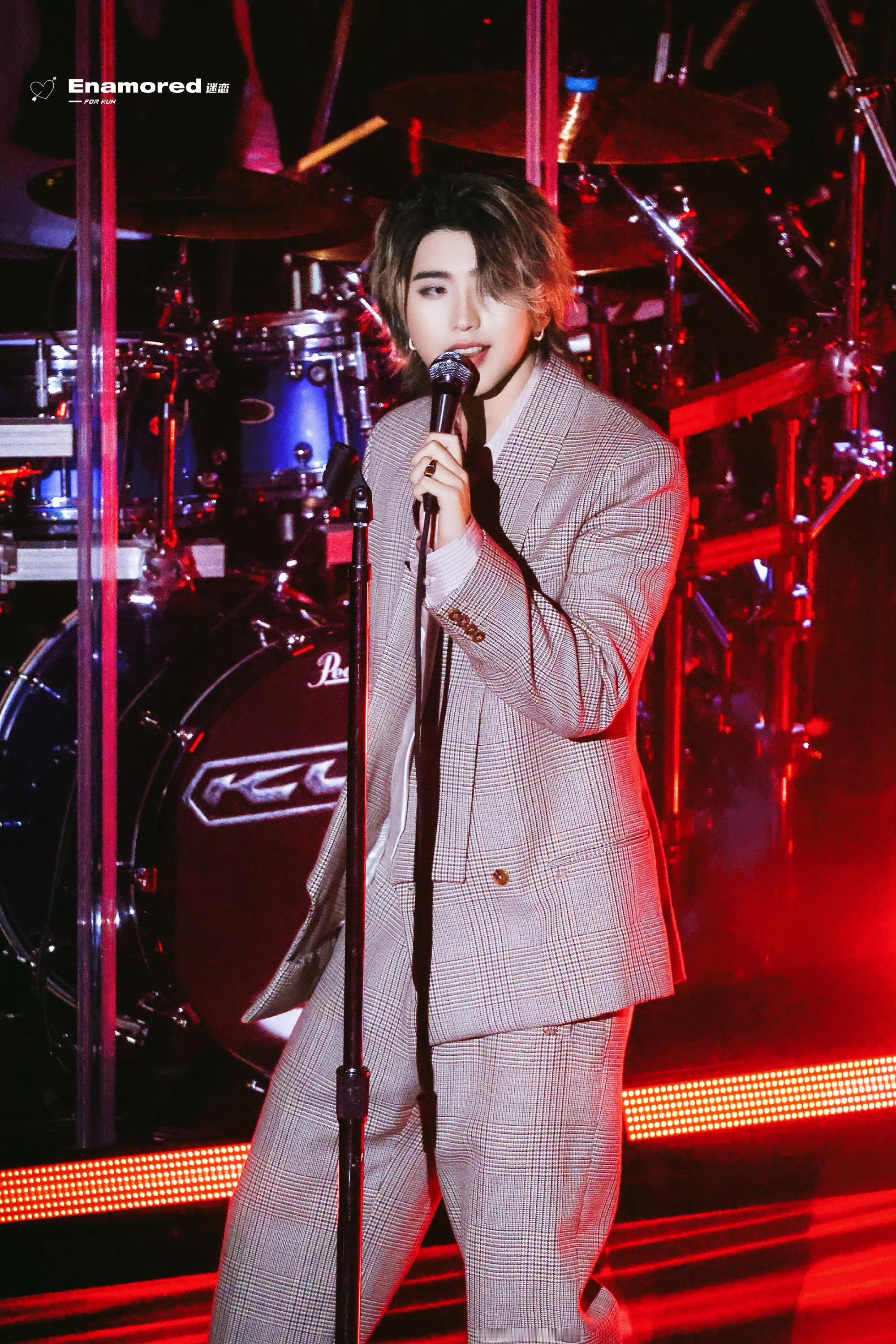 蔡徐坤  cxk蔡徐坤buv全球品牌代言人 cxk蔡徐坤柳丝木品牌全球代言人 “