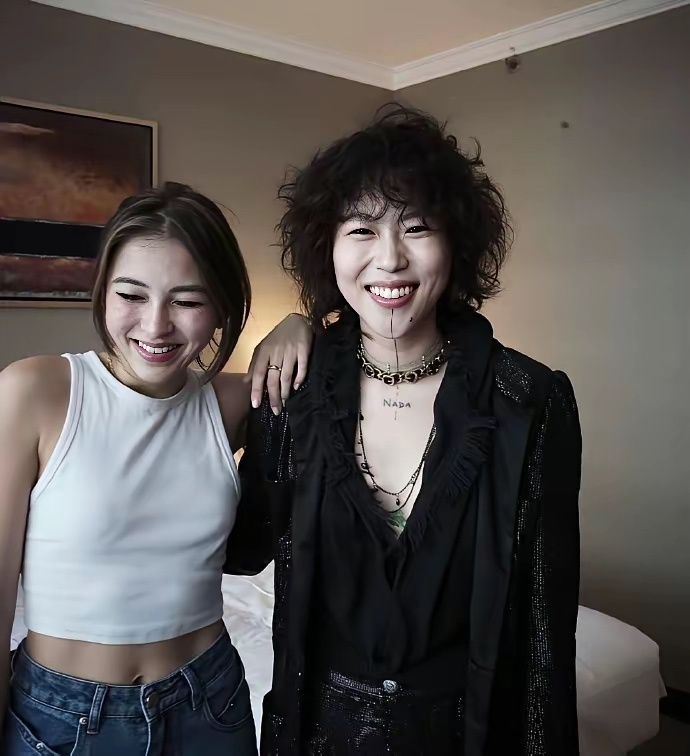 王菲和窦唯的女儿窦靖童 第一眼差点没认出来 
