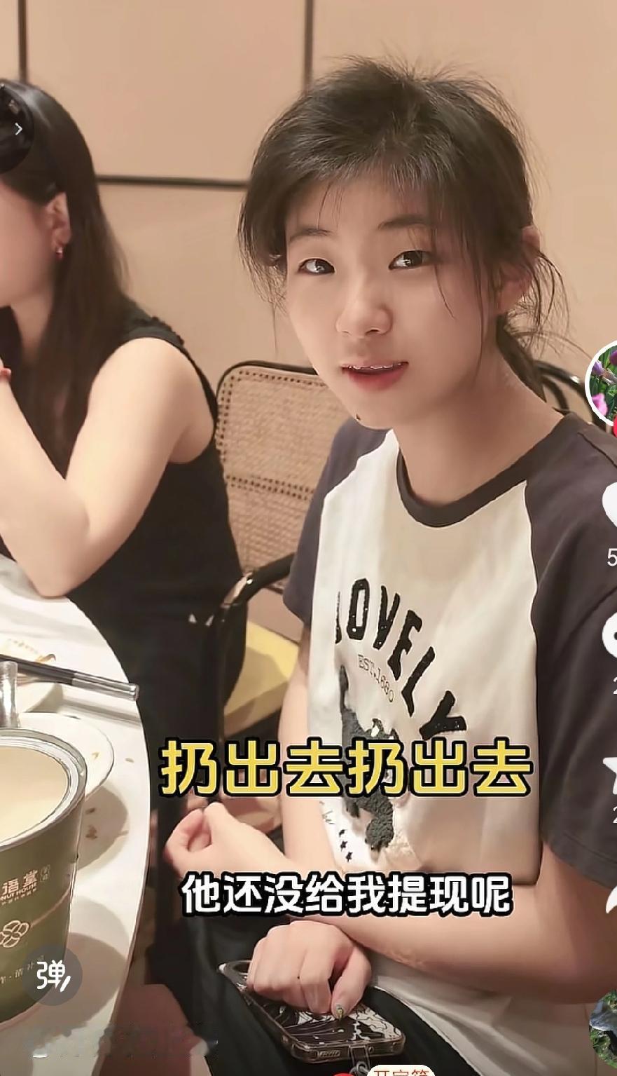 上海两个网红二代，背靠大网红乔乔在上海和老中小幸福三口之家，小曲和小许谁能走的更