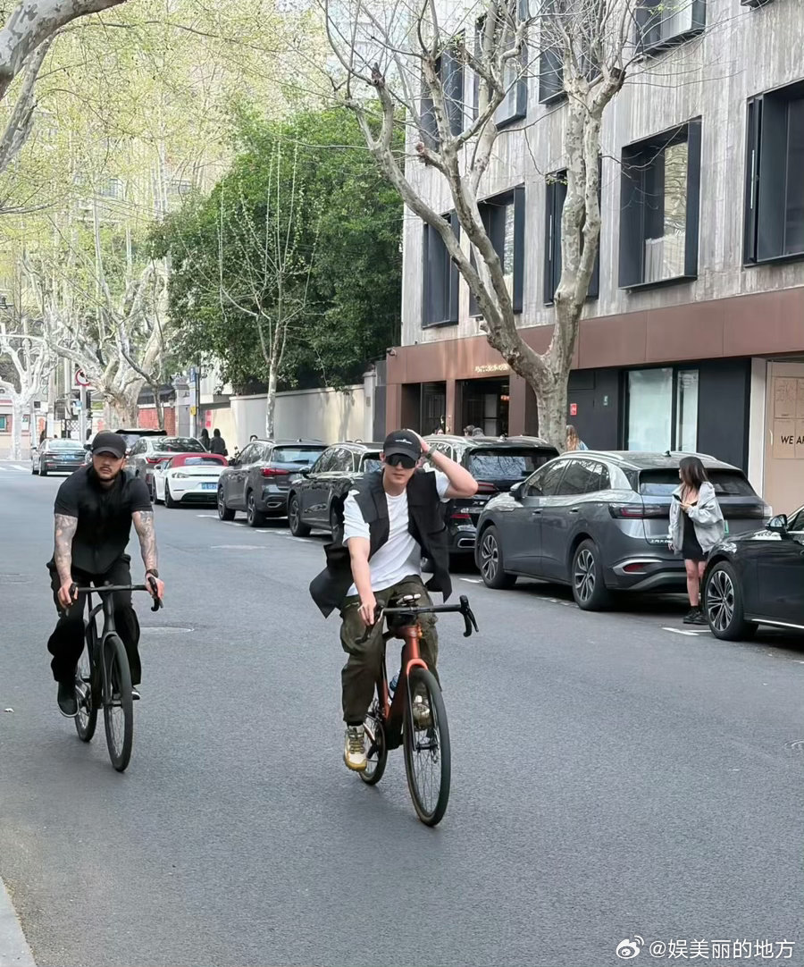 网友上海偶遇黄景瑜骑车 黄景瑜上海街头骑车喝咖啡，造型慵懒！马甲+棒球帽随性又自