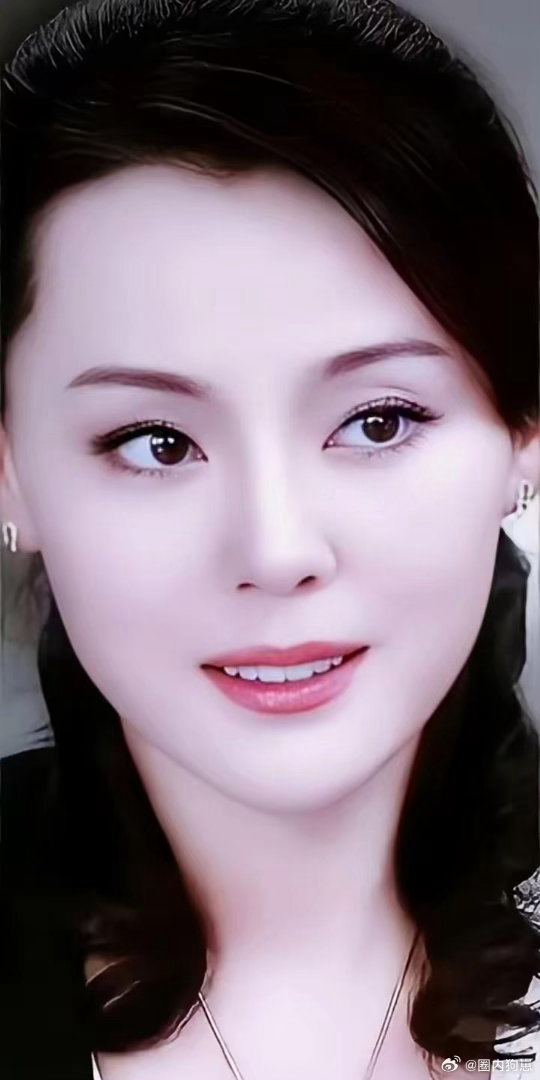 回看年轻时的梁爱琪，容貌明艳大气，眉眼间满是温婉风情。 