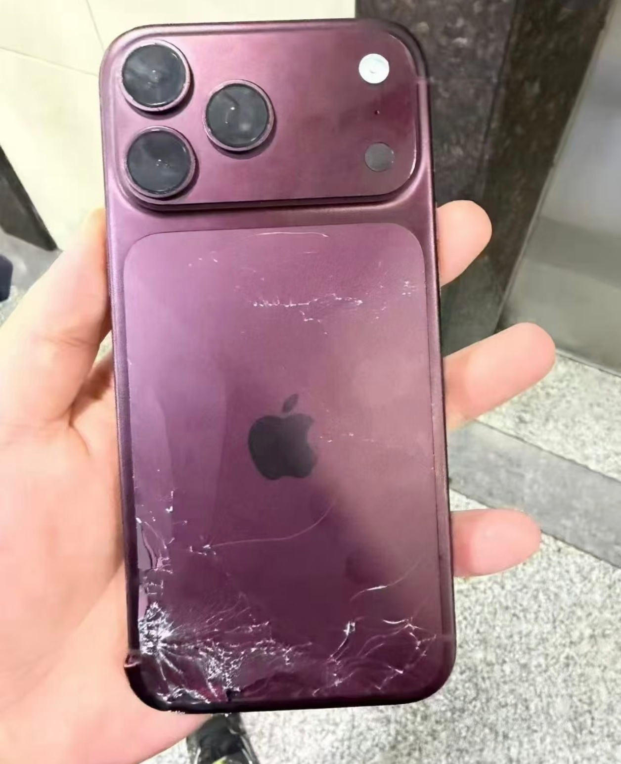 当你还在抢 iPhone 18 首发的时候已经有人首摔了，这些词总能自带热度。其