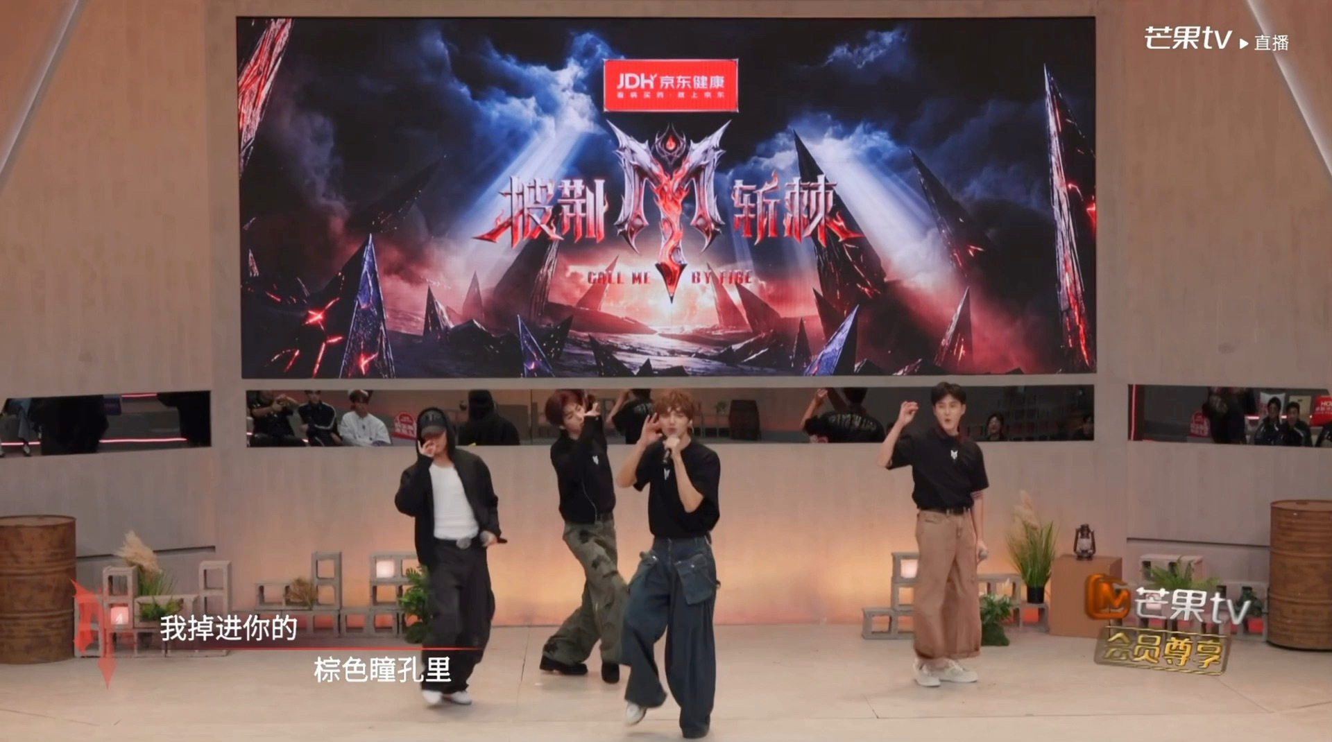 谁敢信管健嘉晨是带伤小考管健嘉晨骨裂仍坚持披哥演出谁能想到！管健嘉晨肋骨骨裂还硬