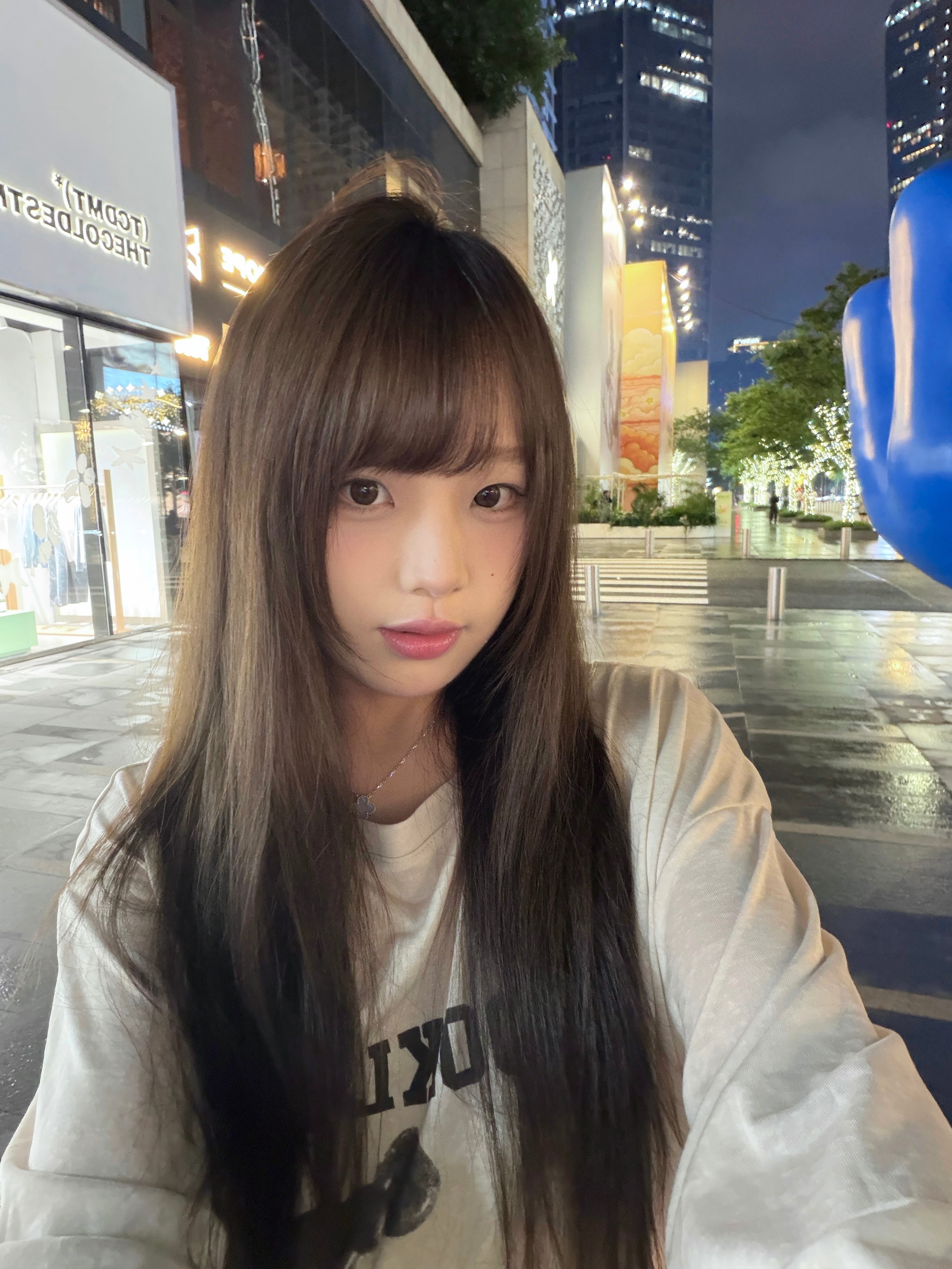 原本想着到家播会 刚刚睡了一觉脸巨肿无比妆也有点花 蒜了 明天播 明天我尽量播久