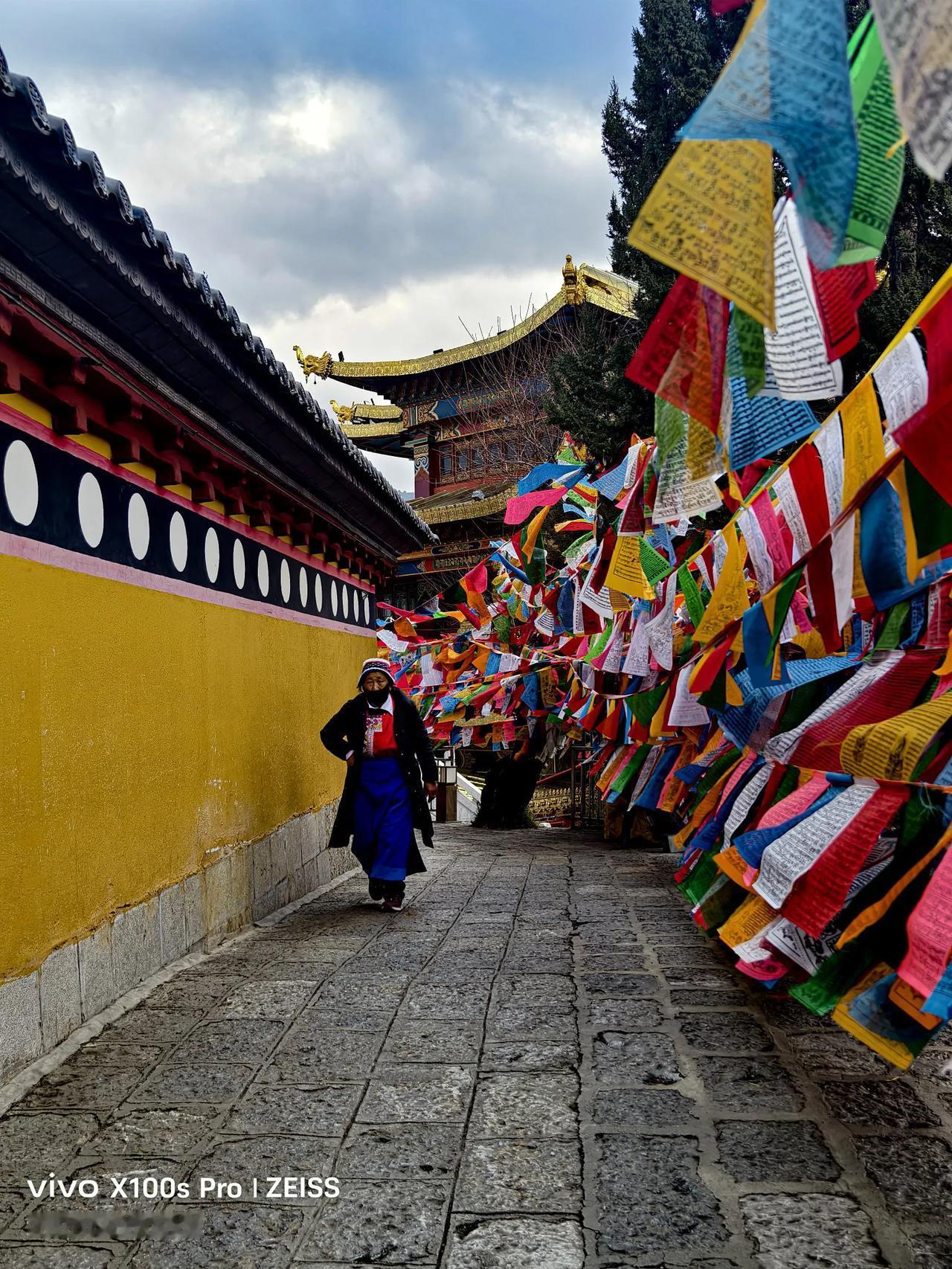 藏式风情，五颜六色的经幡，古老建筑，神秘之旅