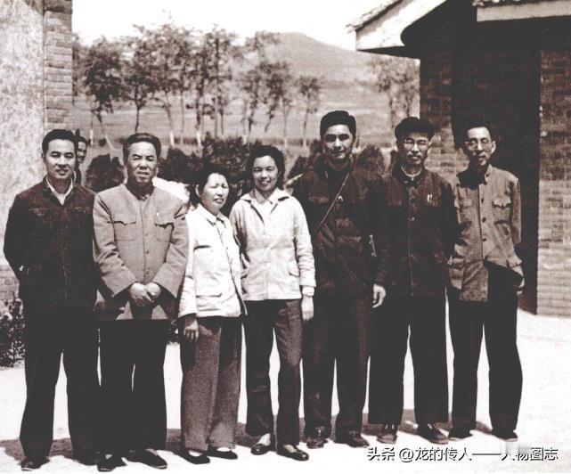 20世纪60年代初，荣毅仁(右三)率纺织部工作组赴陕西调查。图为荣毅仁和工作组成