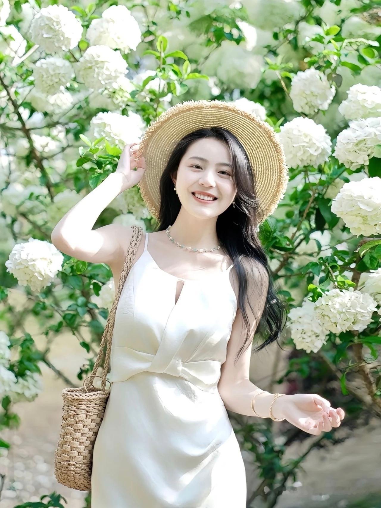 春日生活打卡季春日清新脱俗美少女，白色连衣裙与草帽完美搭配，置身于花海中浪漫时光