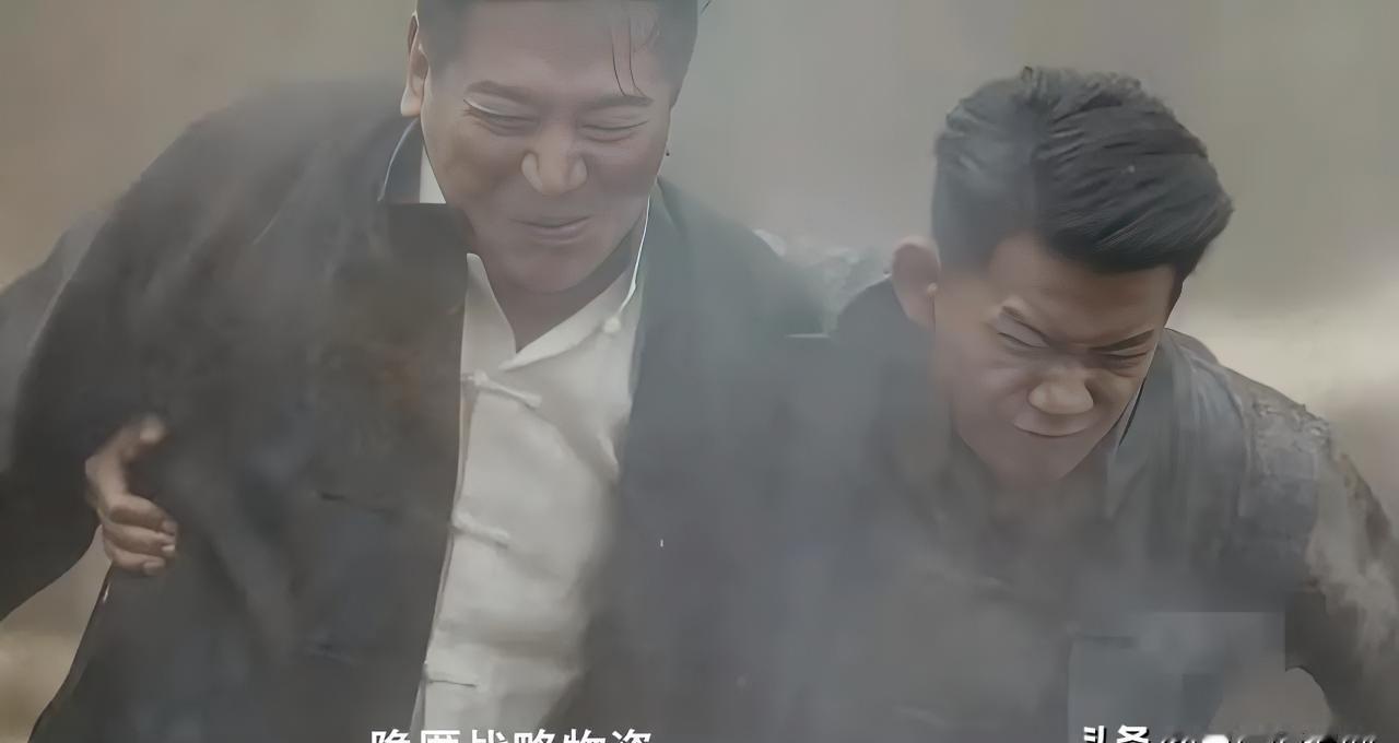 黄公杰的旗语刚落下，三爷的腿就中枪了。
旗语是大濠帮的摩斯密码。
举手投足，代表