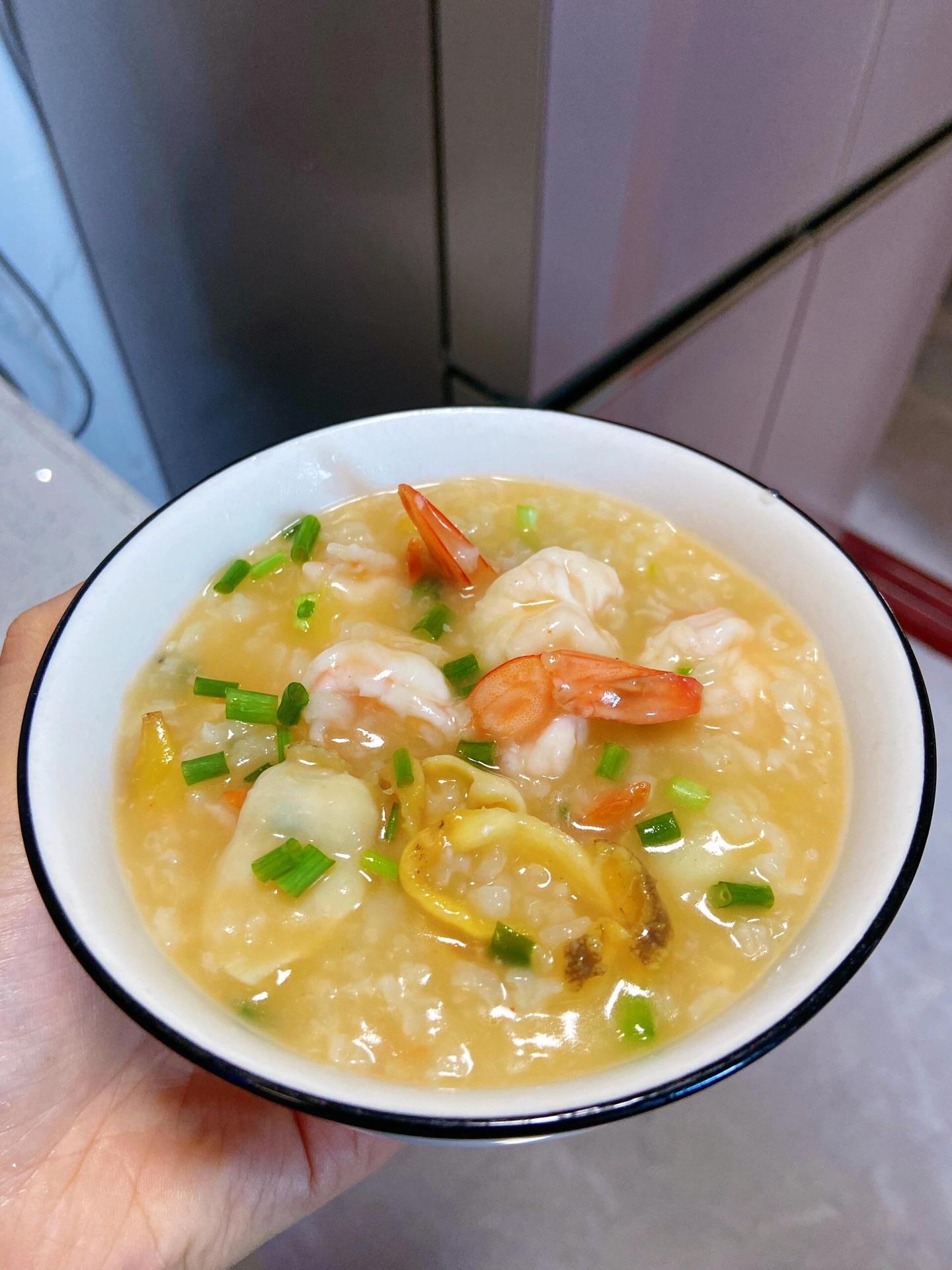 太爱这个海鲜粥了，好吃好吃好吃。虾仁是脆弹的，鲍鱼片很嫩，一粒味精都不...
