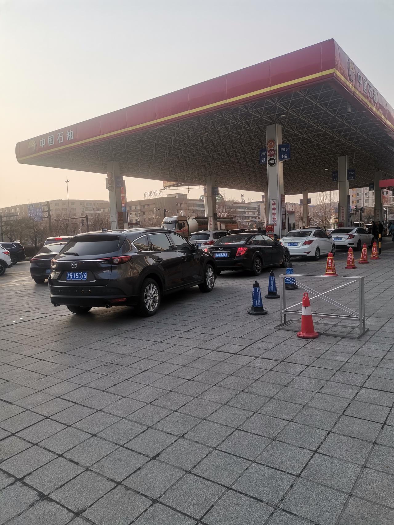 坐标吉林市，加油站前车辆排起了长龙，像我这种一个月才用一箱油的，就不掺和啦！
