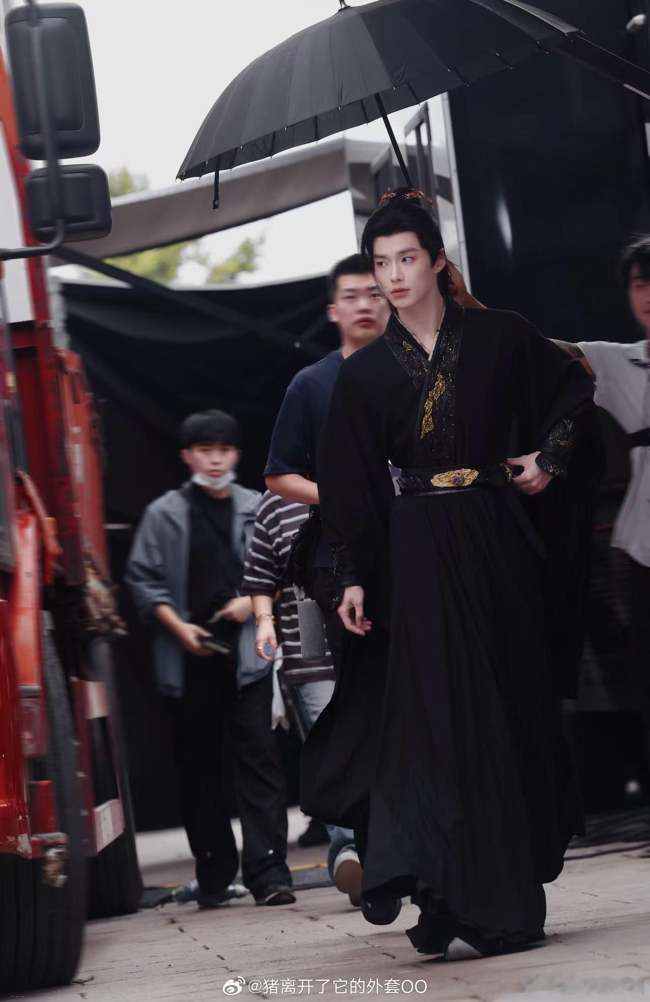 何与千夜奇谭开机路透 盼了很久终于迎来开机，何与饰演夜幽冥，路透一眼就抓住眼球。
