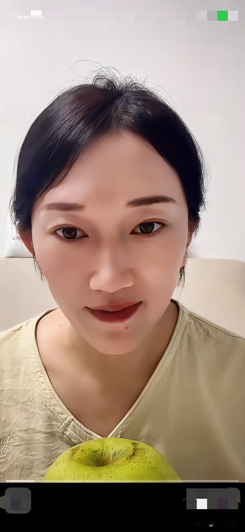林丽直播时，粉丝建议林丽不要戴美瞳了！说不戴美瞳好看！
林丽说，我是近视眼呀，不