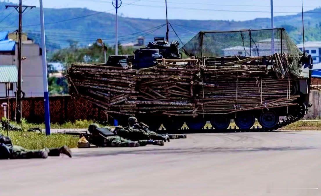 泰国海军陆战队的 AAVP-7A1 两栖突击车在对柬埔寨Thmor Da地区发动