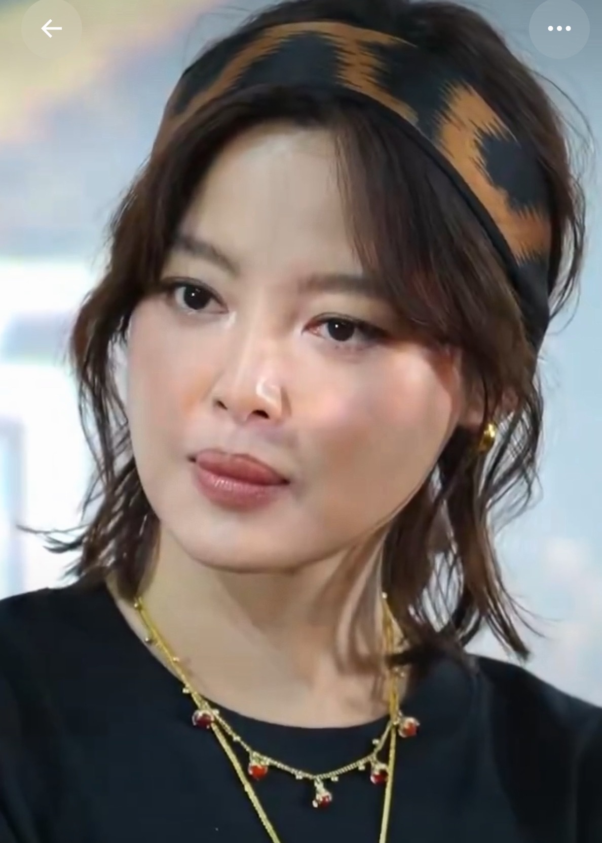 辛芷蕾像不像伸了个舌头？ ​​​