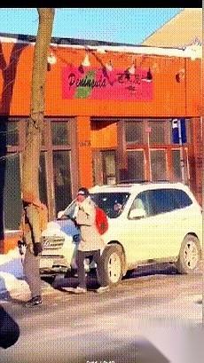 一段来自明尼苏达州的街头录像，最近在网上流传。
画面里，一个男人直挺挺地倒下，而