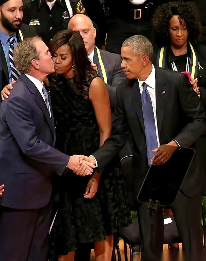 我看到这张照片的时候，真的，就差把手机扔了。
左手还握着人家老公的手呢，右手就直