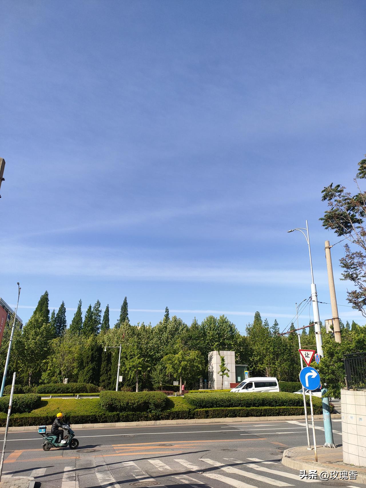 阳光明媚的午后，绿树成荫的街道，悠闲骑行的小车，生活的美好瞬间。🌞🌳🚴‍♀