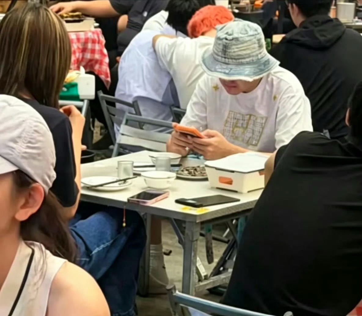 在包贝尔被曝深夜与红发女子酒店独处超7小时的风波中，一组上周五他与妻子包文婧同吃