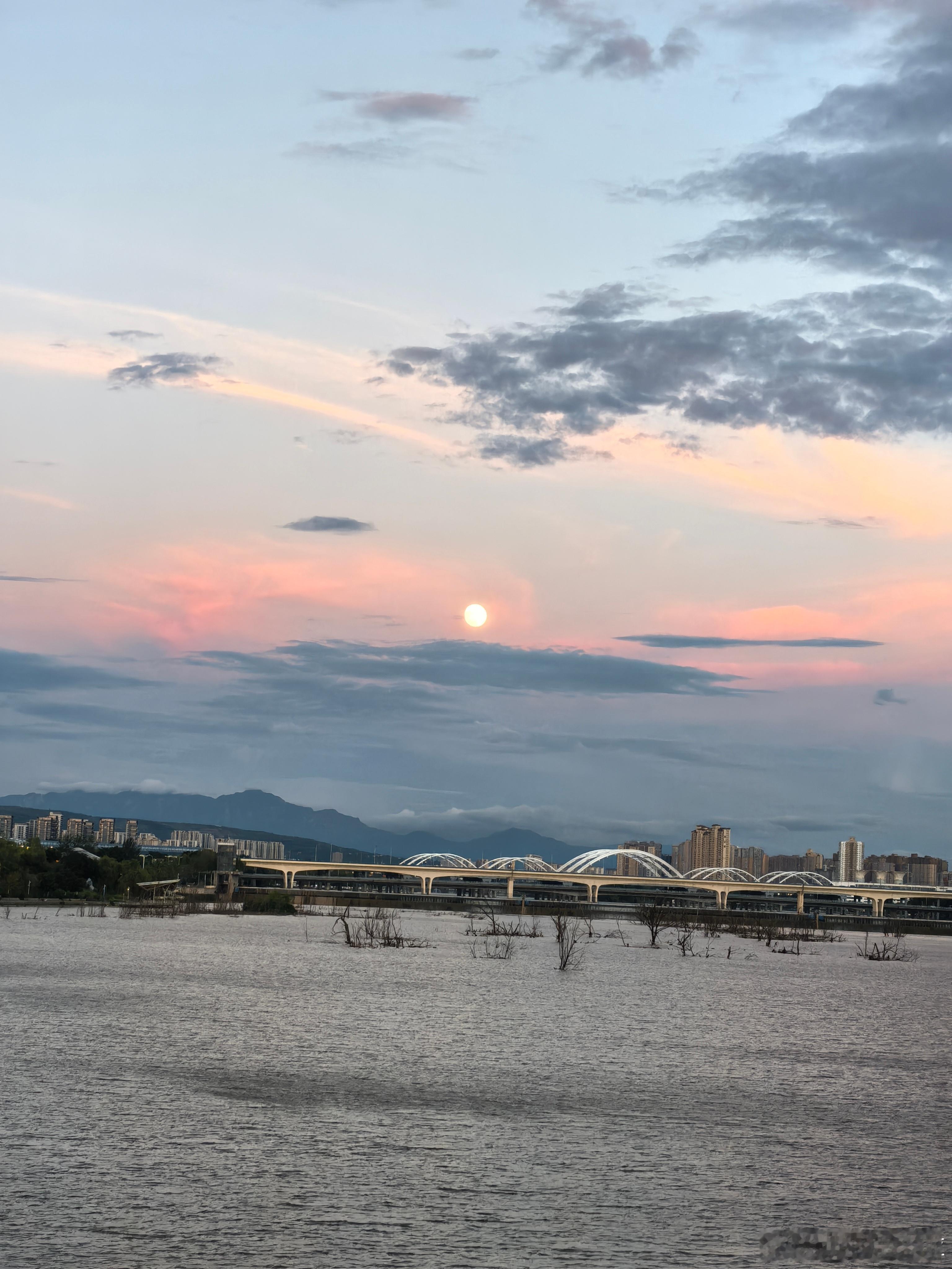 随手拍美景 荣儿的日常 落日熔金，月升河畔。晚霞漫过河面，晚风携着温柔，收藏这一