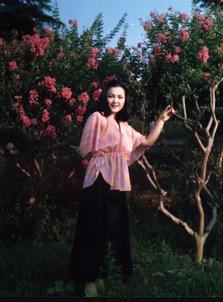 整理电脑，发现一张年轻时的照片，真感慨啊，照片拍摄于1995年夏天，我整好23岁