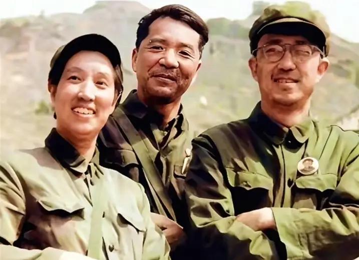 看到谢晋、李丽芳和李文化同框，仿佛能感受到那个特殊时代的戏剧风云。六十年代末到七