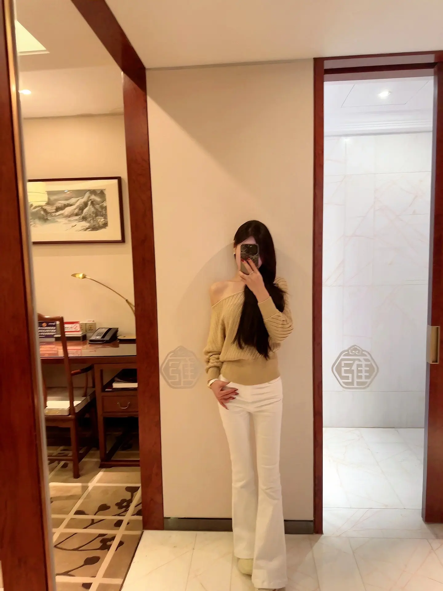 人间非净土，各有各的苦， 同是红尘悲伤客，莫笑谁是可怜人， 杯中倒满无...