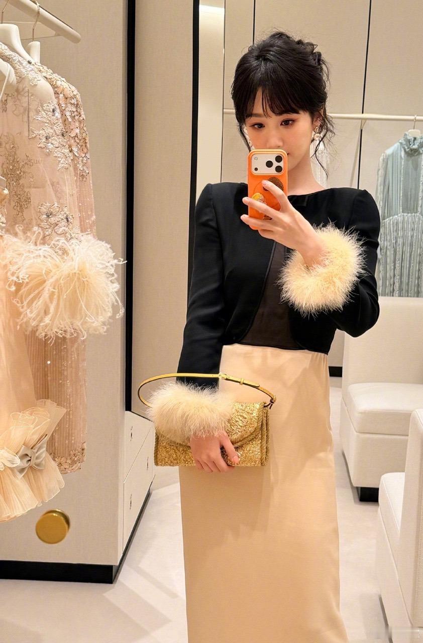 杨紫杨紫说自拍交出来了杨紫回应在自拍被抓包哈哈啊哈哈哈杨紫自拍交出来了，好美啊！