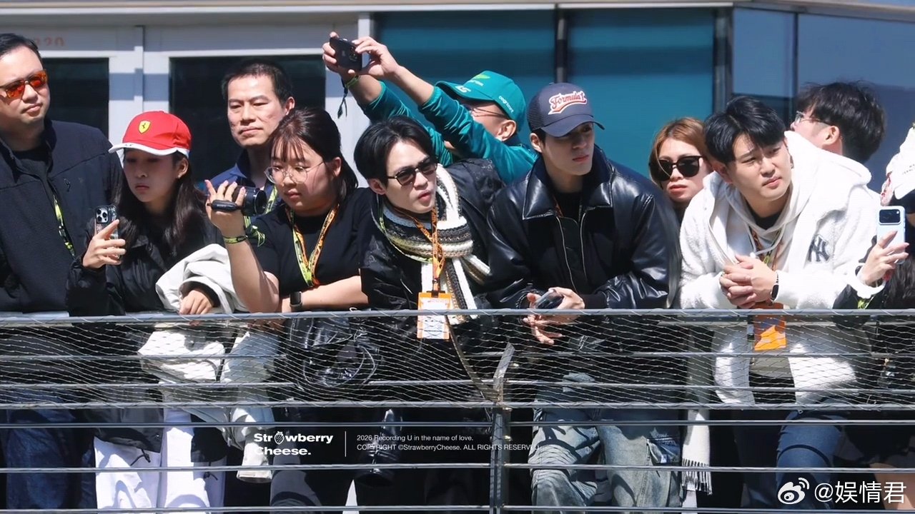 钟辰乐李帝努去了上海F1钟辰乐李帝努来看上海F1了钟辰乐李帝努来看上海F1了，哈