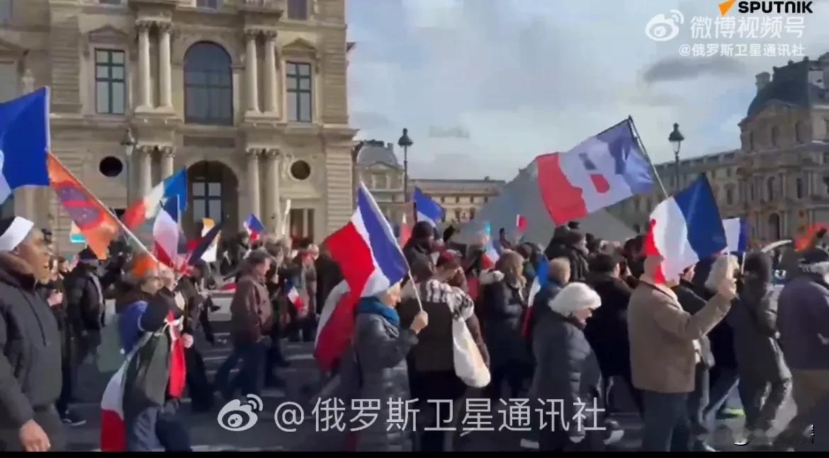 法国民众欲效仿英国脱欧！

据俄罗斯媒体消息，法国民众在巴黎发起抗议集会，要求脱