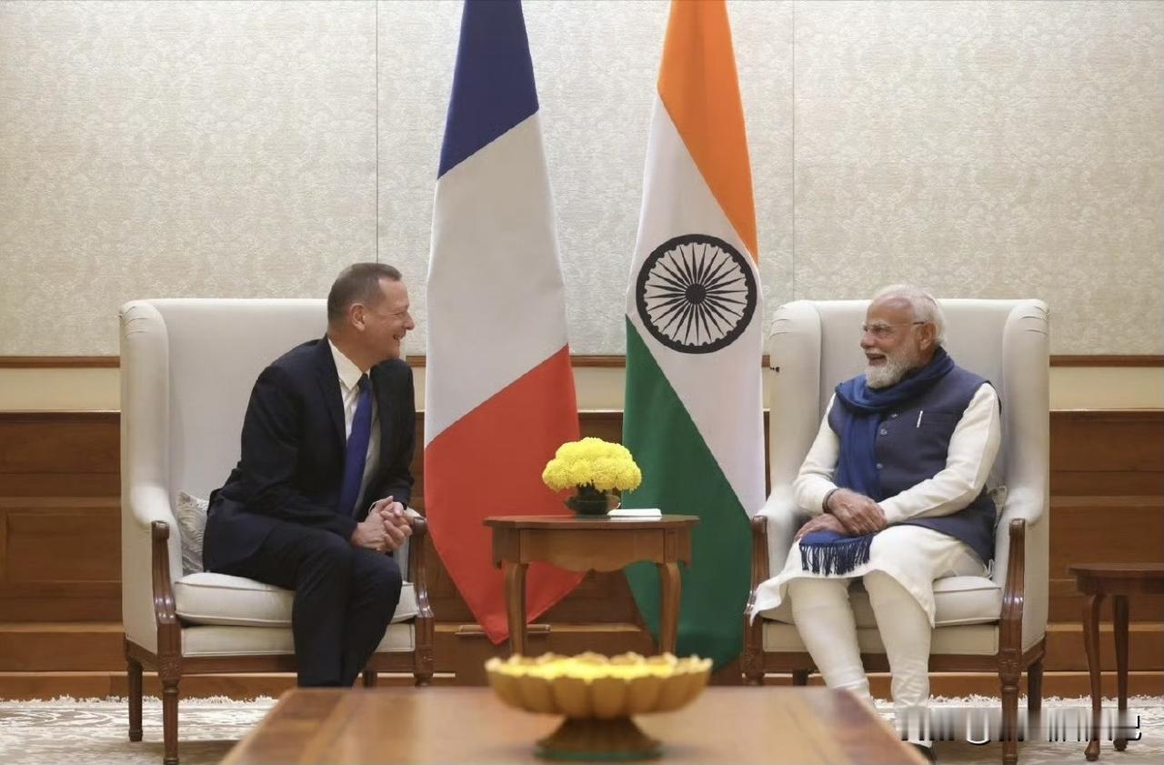 印度总理莫迪在首都新德里会见了到访的法国总统马克龙的外交顾问埃马纽埃尔·班恩，双
