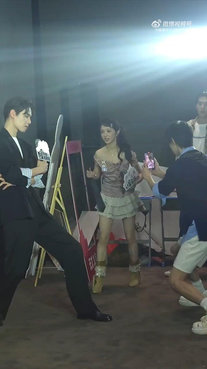 胡一天胡一天绅士腿胡一天曲腿 胡一天追剧团好绅士啊，一直都在曲腿，身高太高也有困