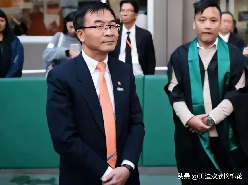 香港一学校毕业典礼上奏国歌，两名毕业生不仅不唱国歌，还一直坐着拒绝肃立，校长陈鉴