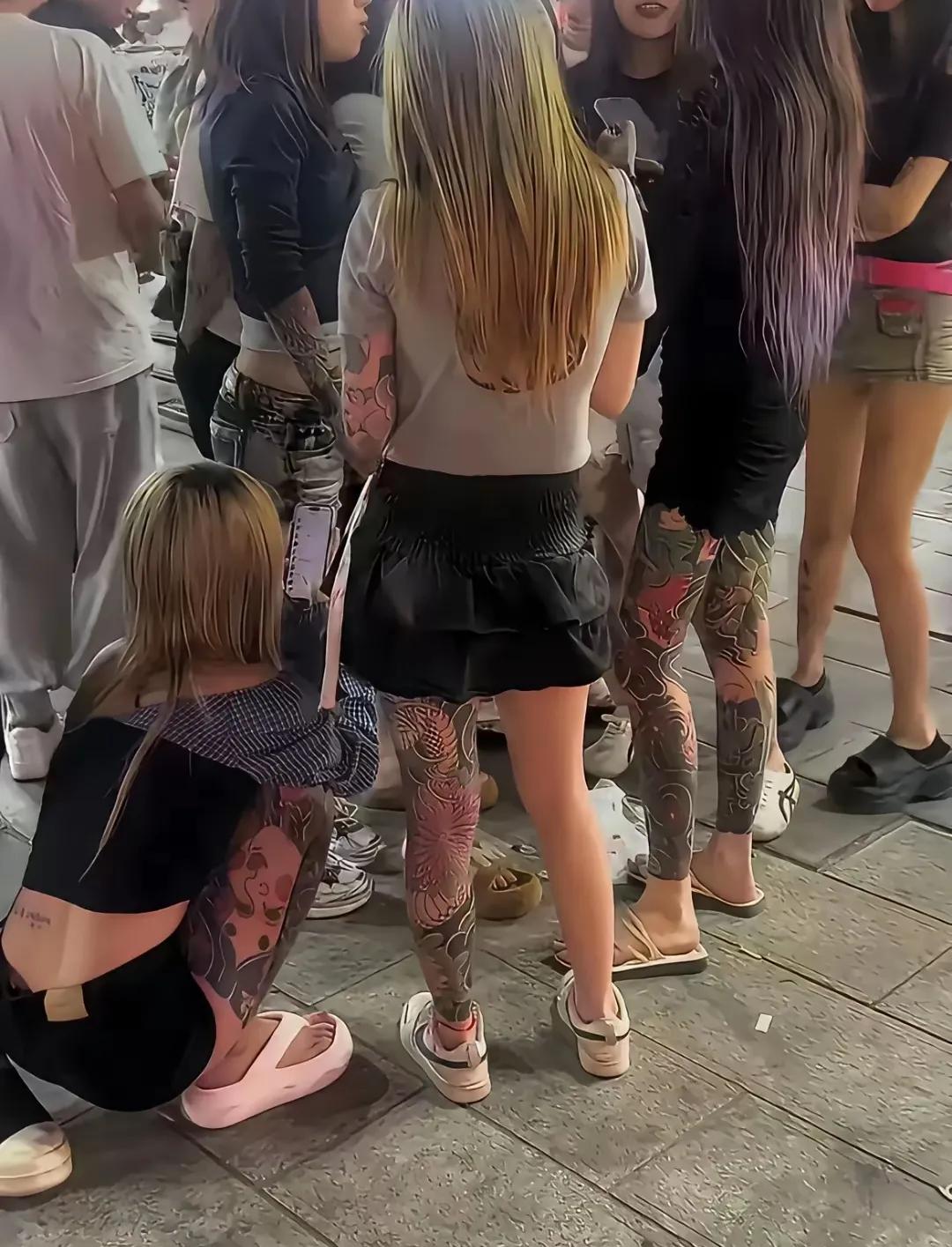 特别好奇，她们的年龄是多少岁，她们的父母不管教吗？她们做什么工作