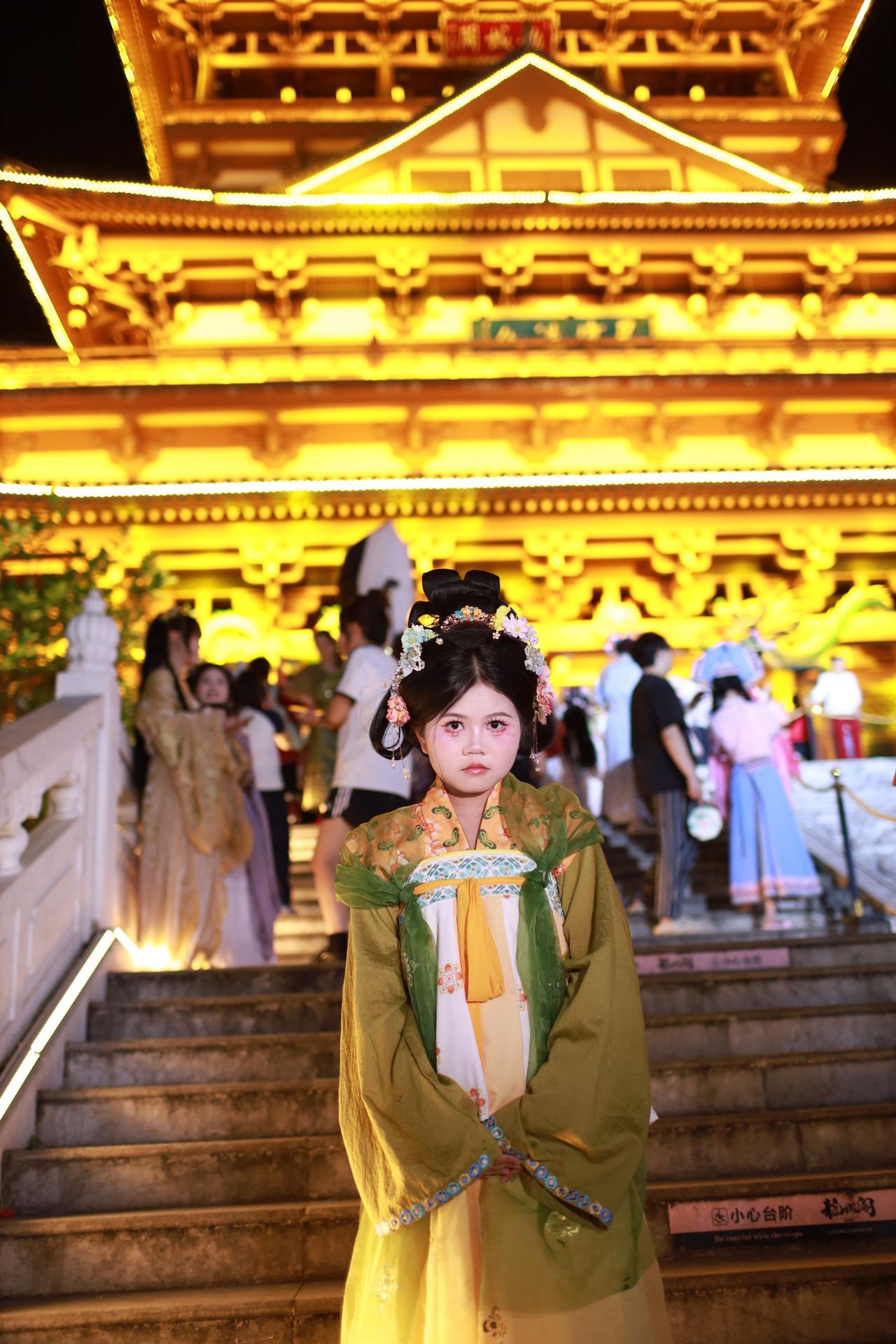 没有表情依然好看，羞花闭月这种眼神也格外的迷人。国风夜游 汉服夜游穿搭 不夜城汉