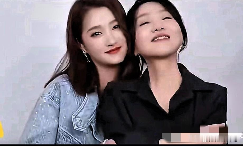 闫妮被称为“微醺萌主”，因为她的反应稍微有些慢，但她一旦进入状态，就会非常投入。