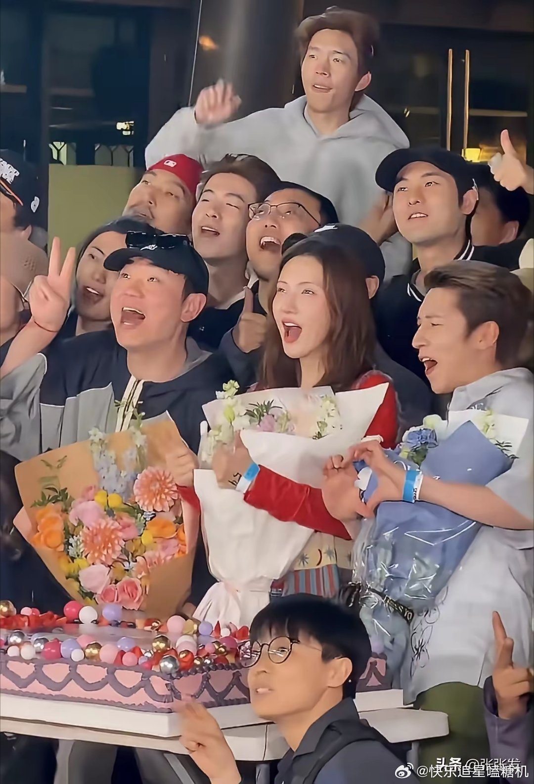 看到金晨顺利拍完《骗骗喜欢你2》，我突然觉得，综艺《现在就出发4》的导演会不会把