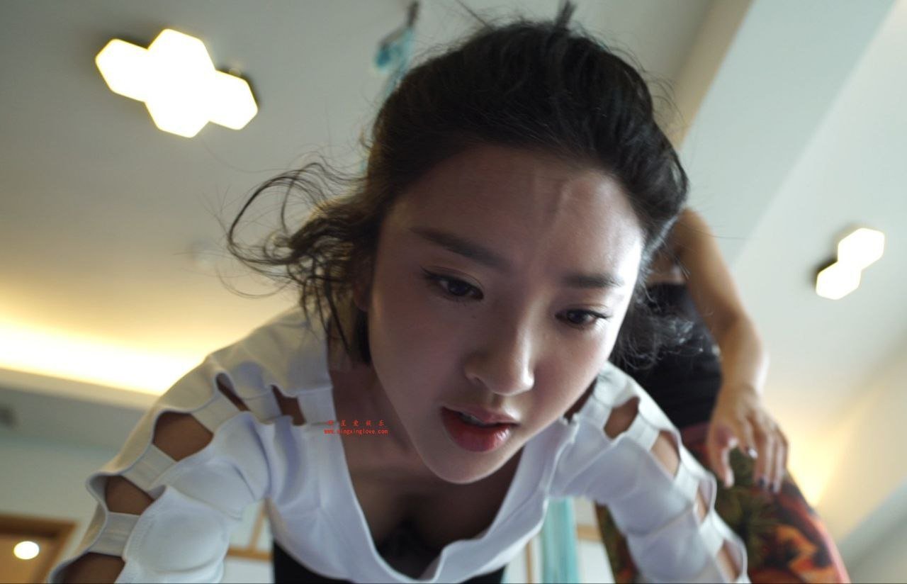 唐艺昕练瑜伽时候好性感啊，体型越来越优越了！ ​​​