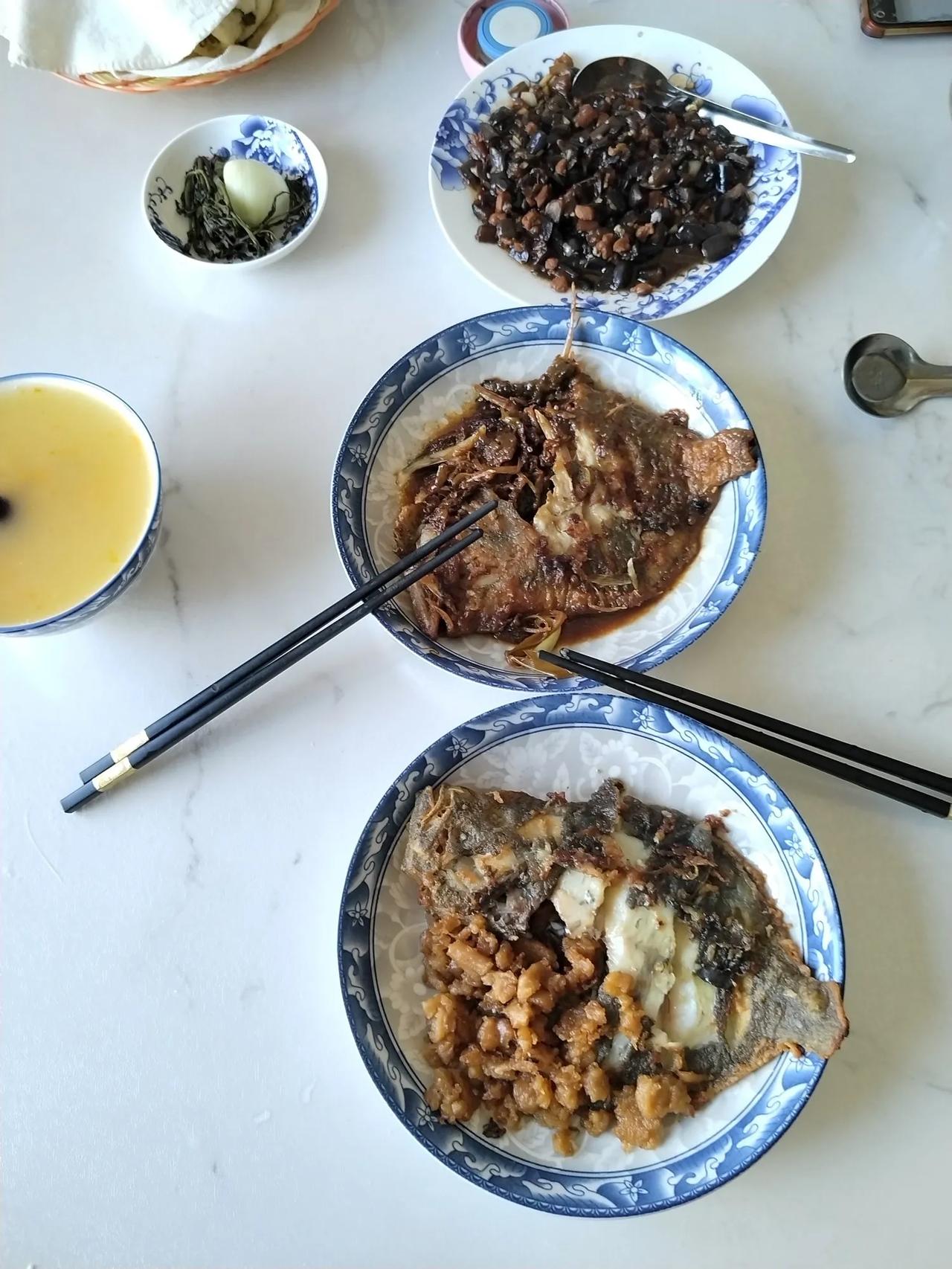 #秋日三餐打卡#早餐就吃打卤面
早餐就吃打卤面
三只茄子两个蛋
熟酱生抽加啤酒