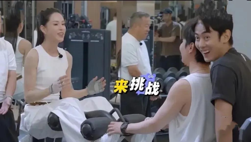 59岁卷腹吊打小年轻？李若彤这波‘姑姑暴击’太狠了！59岁能做什么？李若彤在健身