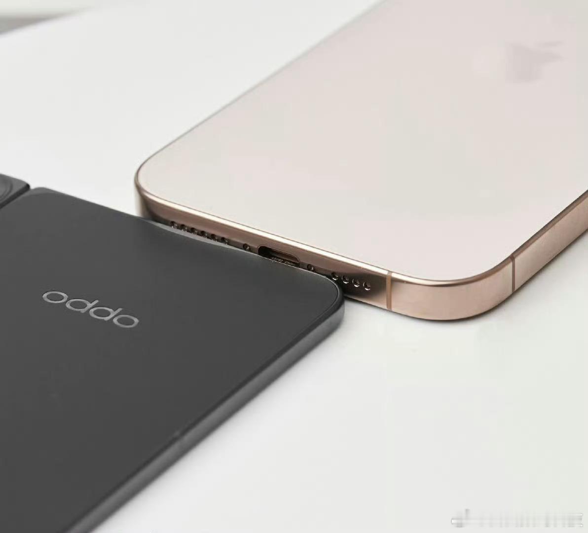 OPPO Find N5 展开后和 iPhone 16 Pro(8.25mm)的