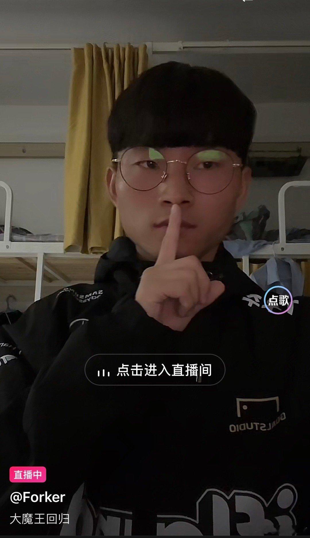 中国Faker？？网友取名Foker 直播全程禁音动作 平均观众接近一万！[do