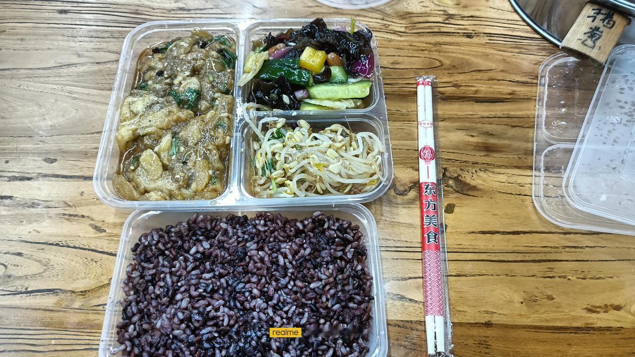 保定的物价这么高吗，一份午饭竟然花了8块钱！
  今天中午停电，和同事去逛商场找