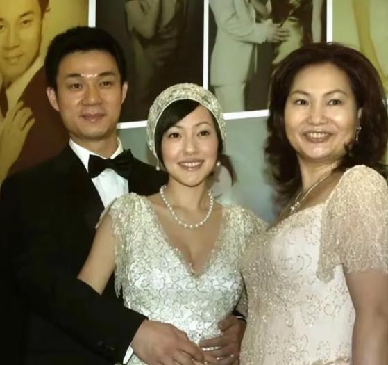 曝大S遗产卡里只有200万台币S妈回应大S房产遗产继承分配 据爆料称，大S去世之
