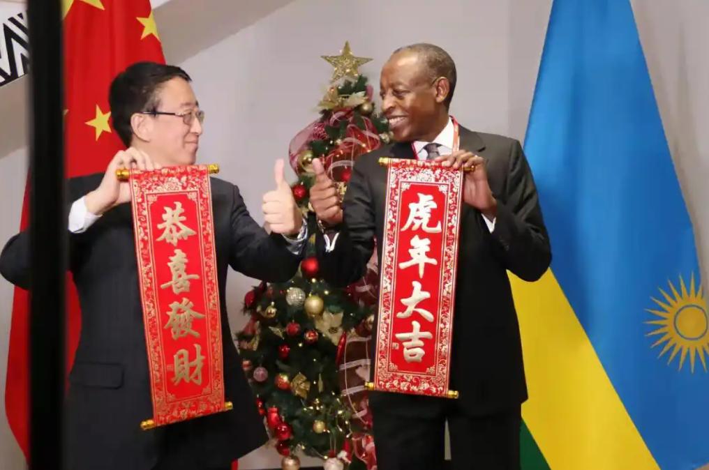 卢旺达其实很懂什么叫“见人下菜”，为了区别我们跟西方，他们搞了个“双轨制”
 