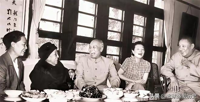 这张摄于1965年9月23日的老照片，定格了何香凝在家中设宴，款待刚从美国归来不