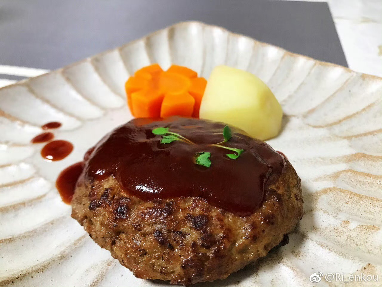 【搬运】2018年06月20日我家餐桌晚餐我的手作汉堡肉天啊，我实在太厉害啦，?