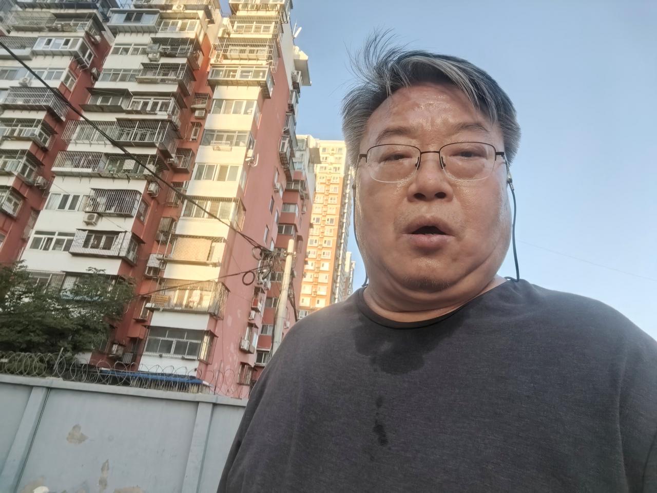 连续大酒之后，疲惫显现。毕竟上了年纪。
​今天上午去机场路上，即已困顿。飞机滑行