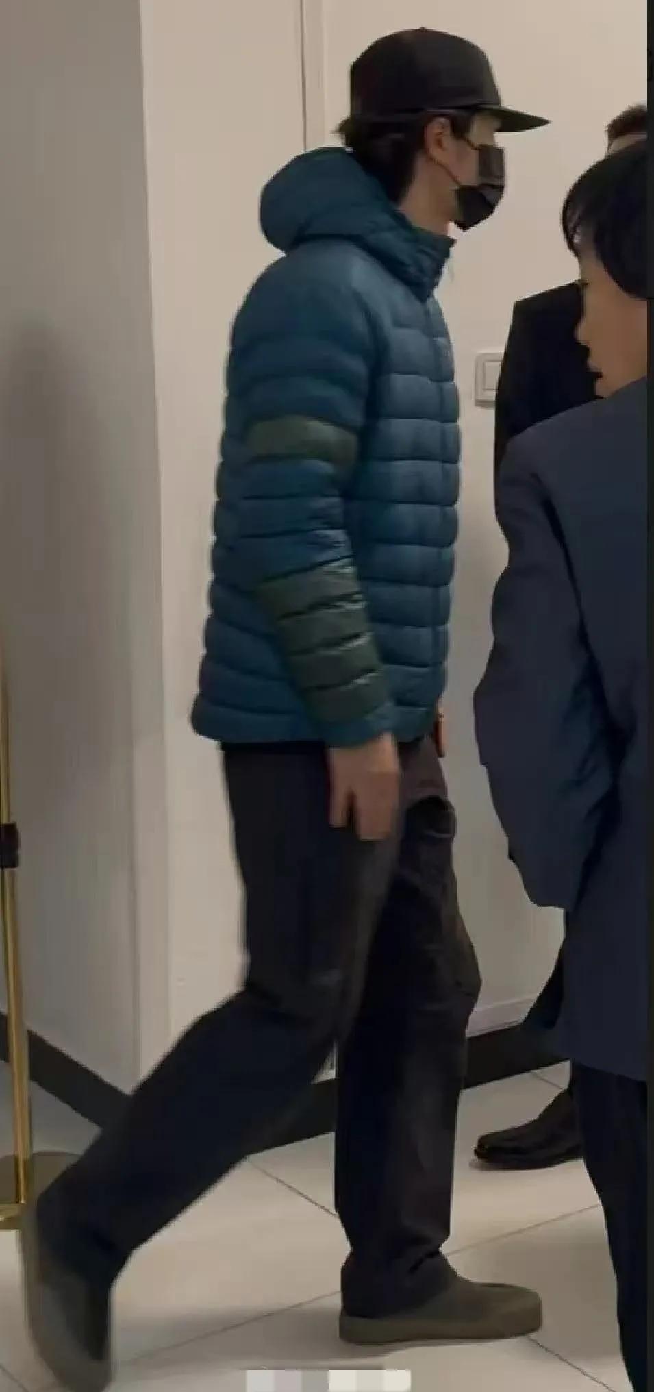 王一博春晚备播录制下班。彩排图就不发了，到春晚时看更惊喜。期待舞台王者连登春晚，