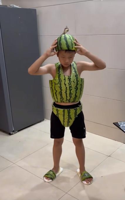 天热到实在扛不住，小孩哥直接就地取材，掏空半个西瓜给自己安排一整套降温限定套装。