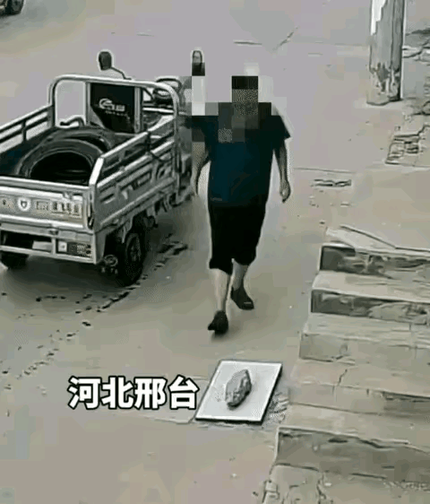 太缺得了，小心遭报应。男子开三轮车经过此地，看见有一块板子，还是用石头压住的，男